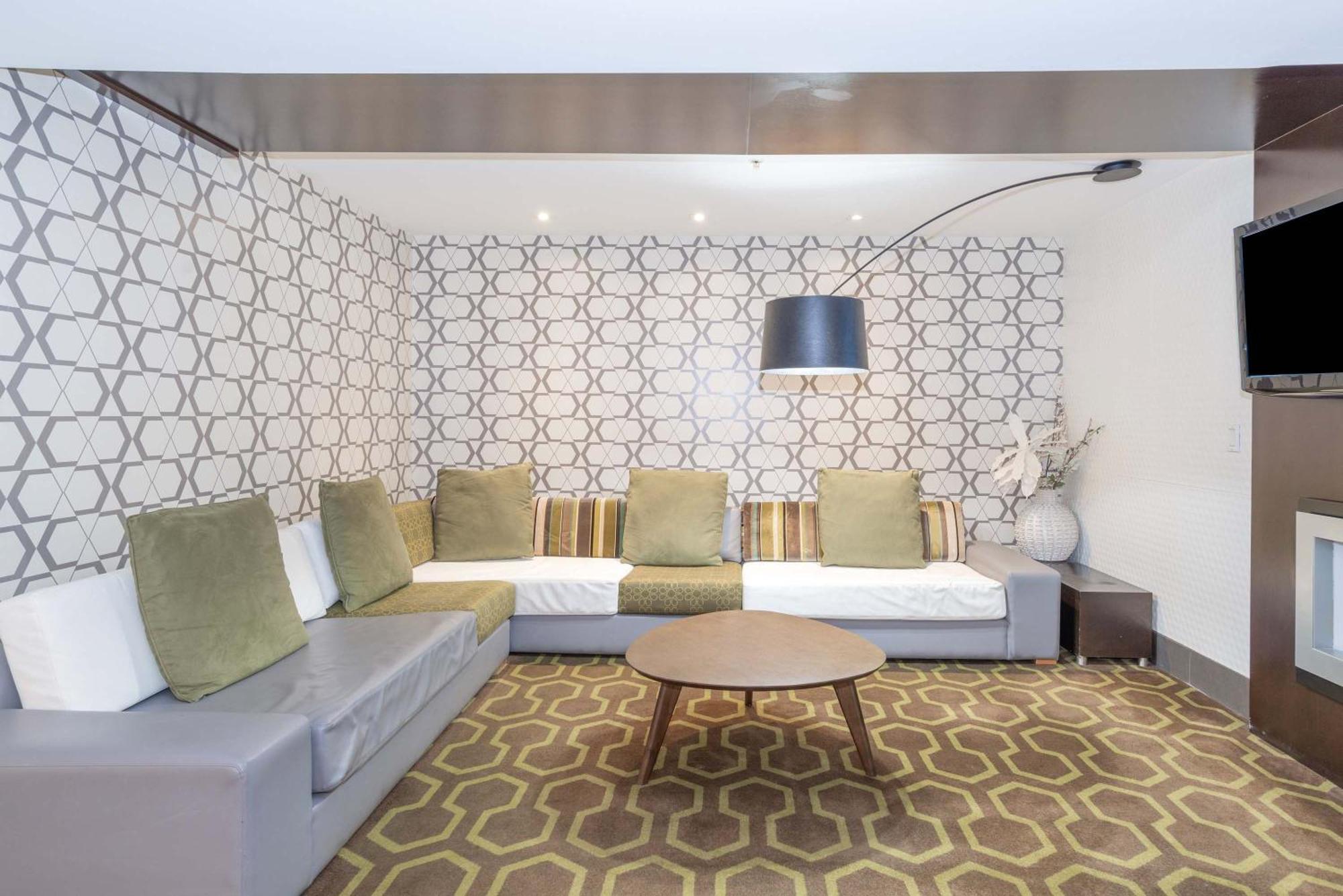 Sandman Hotel And Suites Abbotsford Bagian luar foto