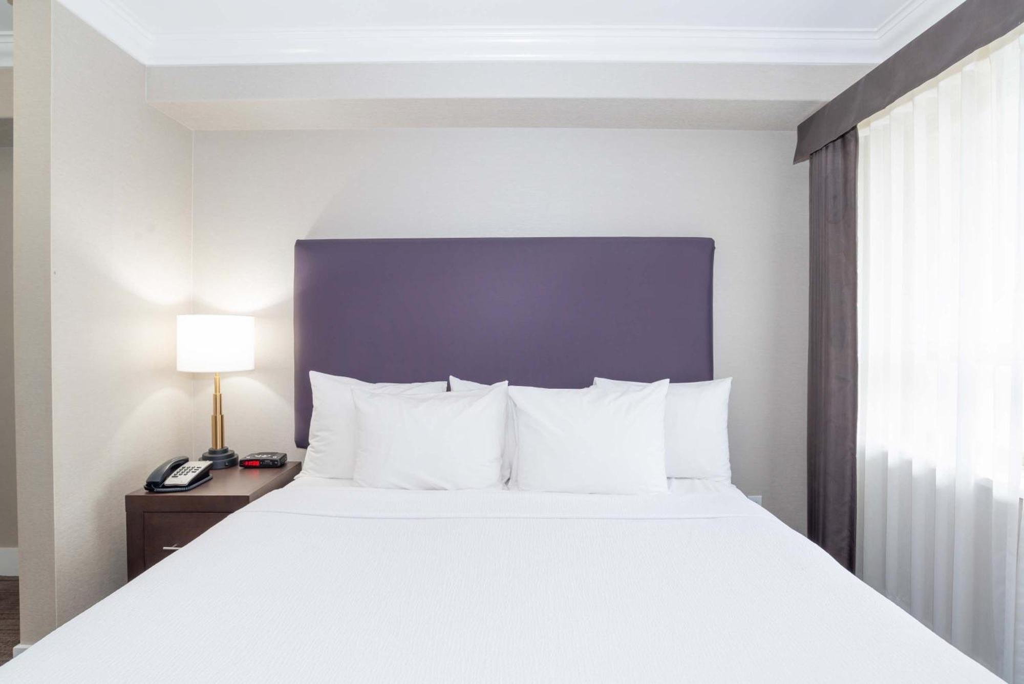 Sandman Hotel And Suites Abbotsford Bagian luar foto