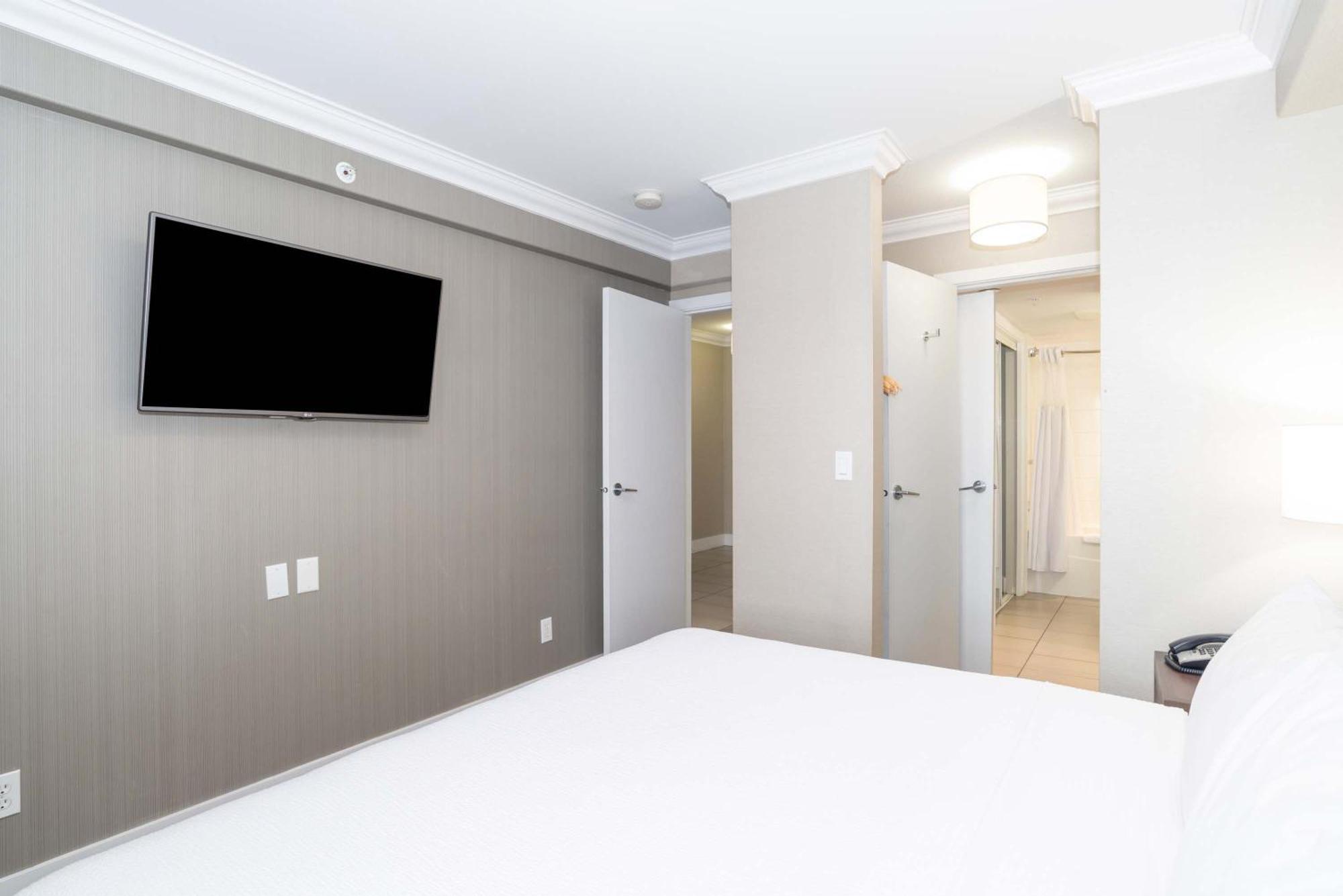Sandman Hotel And Suites Abbotsford Bagian luar foto