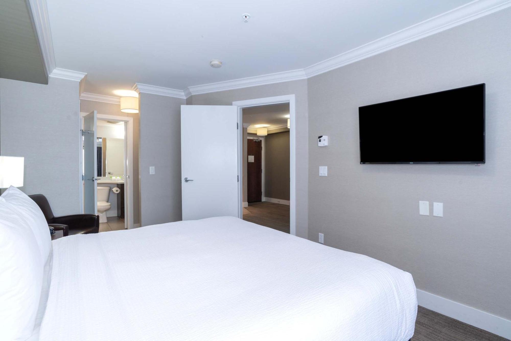 Sandman Hotel And Suites Abbotsford Bagian luar foto