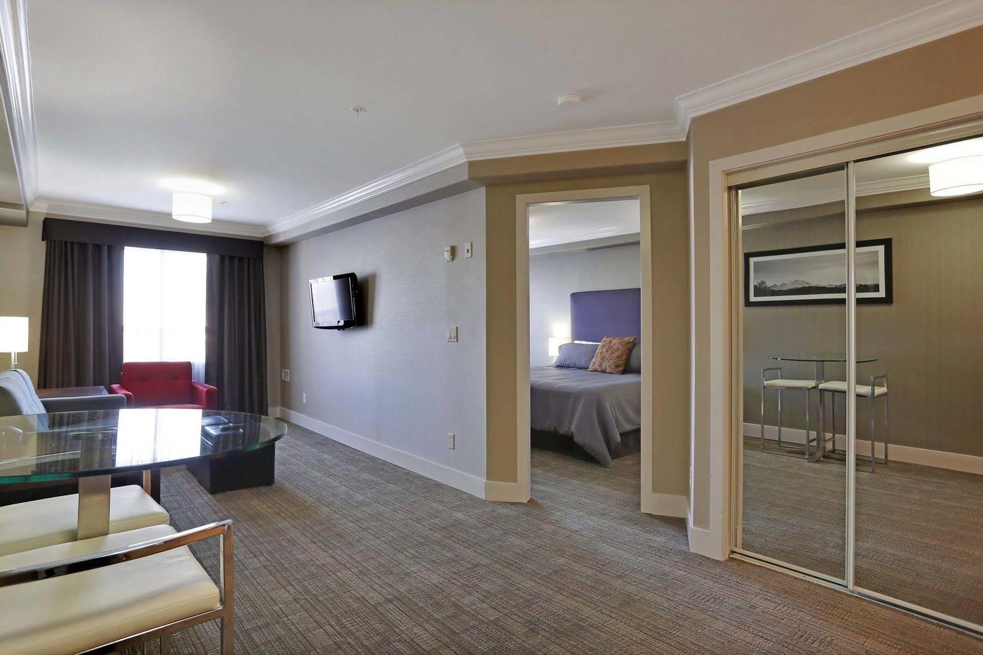 Sandman Hotel And Suites Abbotsford Bagian luar foto