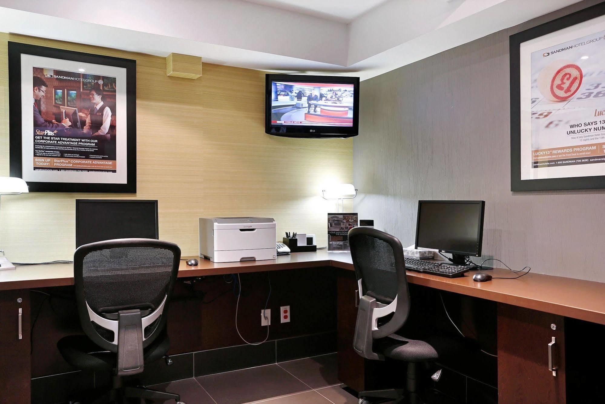 Sandman Hotel And Suites Abbotsford Bagian luar foto