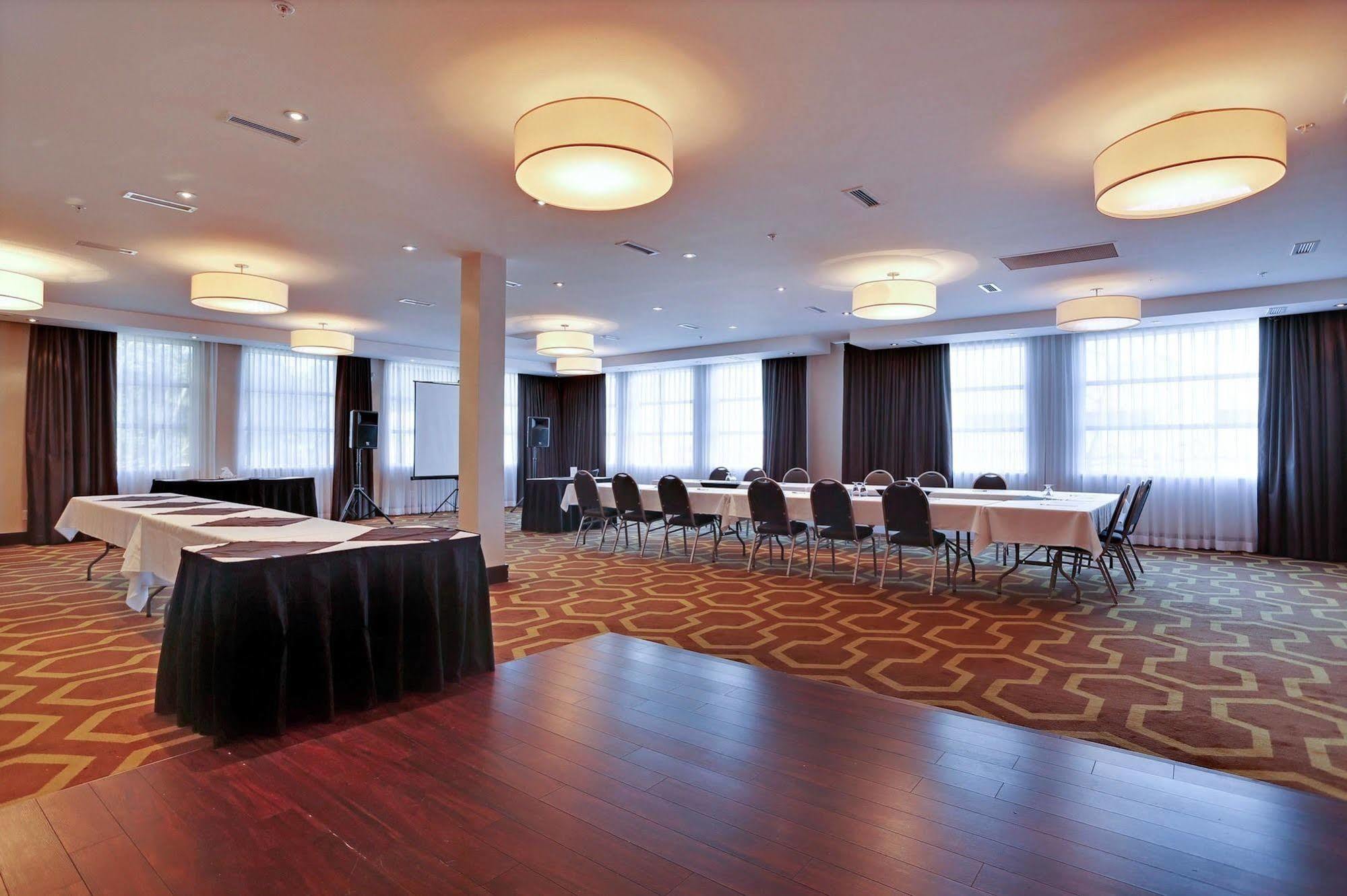 Sandman Hotel And Suites Abbotsford Bagian luar foto