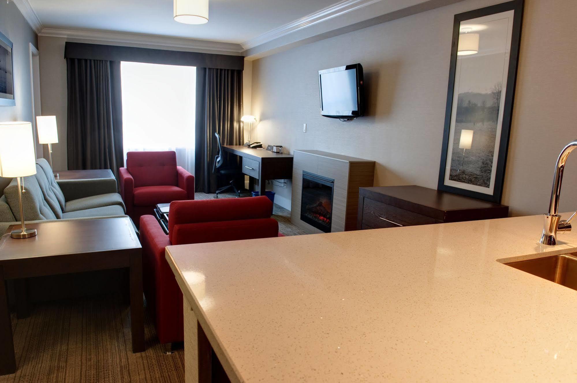 Sandman Hotel And Suites Abbotsford Bagian luar foto